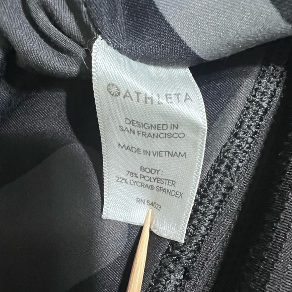 ATHLETA High Rise Gray Camo 7/8 Tight / Legging Size Small Phone Pocket EUC. - Picture 5 of 5